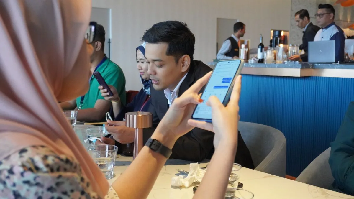 Salesforce-certified facilitators helping a table through the build