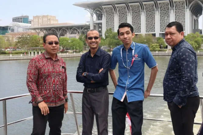 Guests on deck at Putrajaya Lake