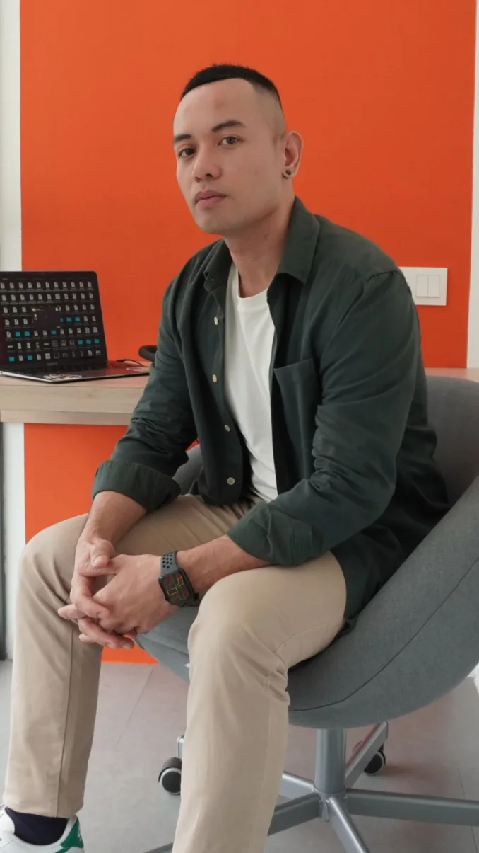 Telcowin consultant at his desk